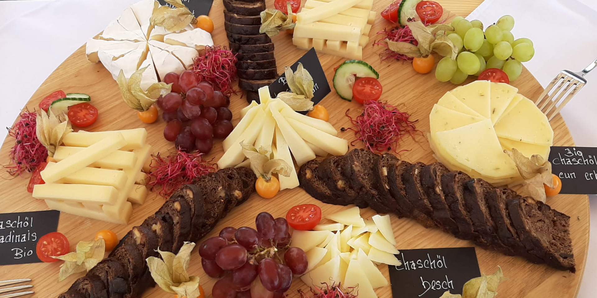 Garnierte Käseplatte