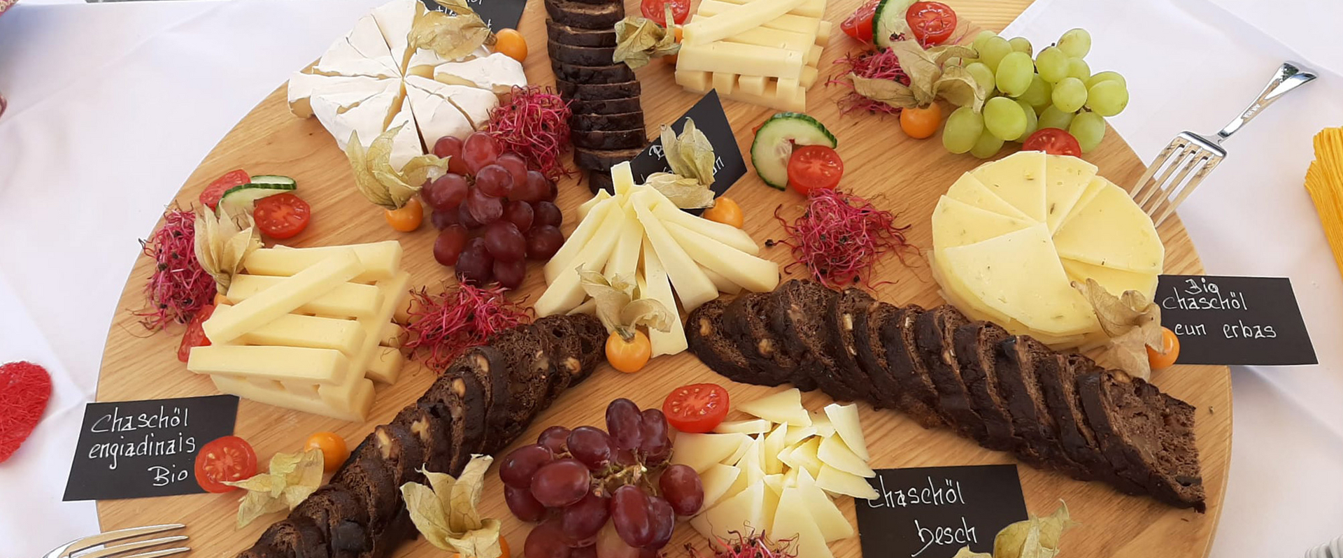 Garnierte Käseplatte